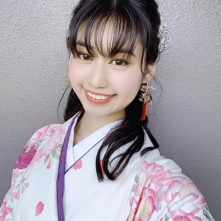 安陪恭加のインスタグラム：「大学卒業しました😊  16年間の学生生活は 一生学生なんじゃないかって思うくらい長かったけど、そんな学生生活ももう終わって社会人の歳になろうとしてます。  何をするときも、 ゛学生だから゛ っていう言葉をまだ頼ってしまっている自分がいましたが、そんな言葉ももう使えなくなるし、覚悟というものをそろそろ持たないといけないなあとしみじみ思います。  来月からの目標は 自立 ！！！ しっかりと目標に向かって、頑張っていきます😊  でも。 卒業したくないなあ。笑 本当の本当に、4年間楽しかった😭 大切な友達とも出会えて、この大学で良かったと心から思います😊  学生生活最後だから、ぶりっぶりの袴着てみた😊笑 ネタにしないでね😇 今後はこんな感じの着れないだろうから最後の悪あがき🙊笑  #卒業式  #卒業  #大学  #袴  #福岡女子  #福岡」