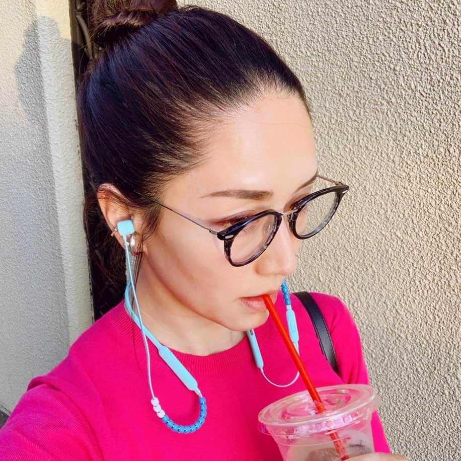 亀恭子のインスタグラム：「pink＋blue . . . 久しぶりにヴィヴィッドカラーな今日。 . . 暖か〜い1日でしたね♪ . . today's… #fashion #ootd #kkstyle #tokyo #kamescloset #knit #uniqlo #earphones #beatssacai #spring」