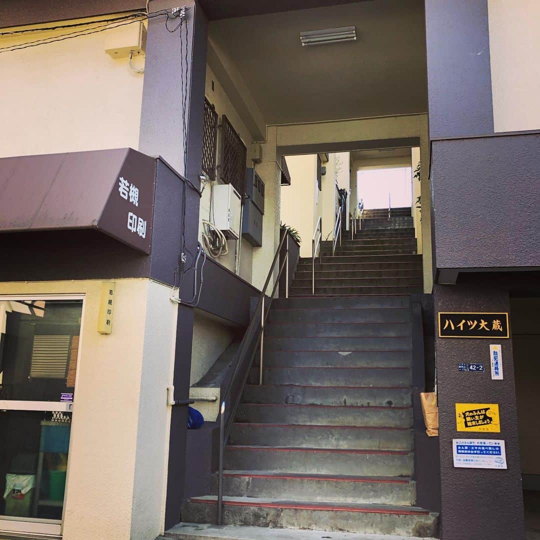 櫻井リヤさんのインスタグラム写真 - (櫻井リヤInstagram)「マンションの中を通る私道。こういう物件大好き　#階段#大田区」3月19日 23時54分 - liya_sakurai