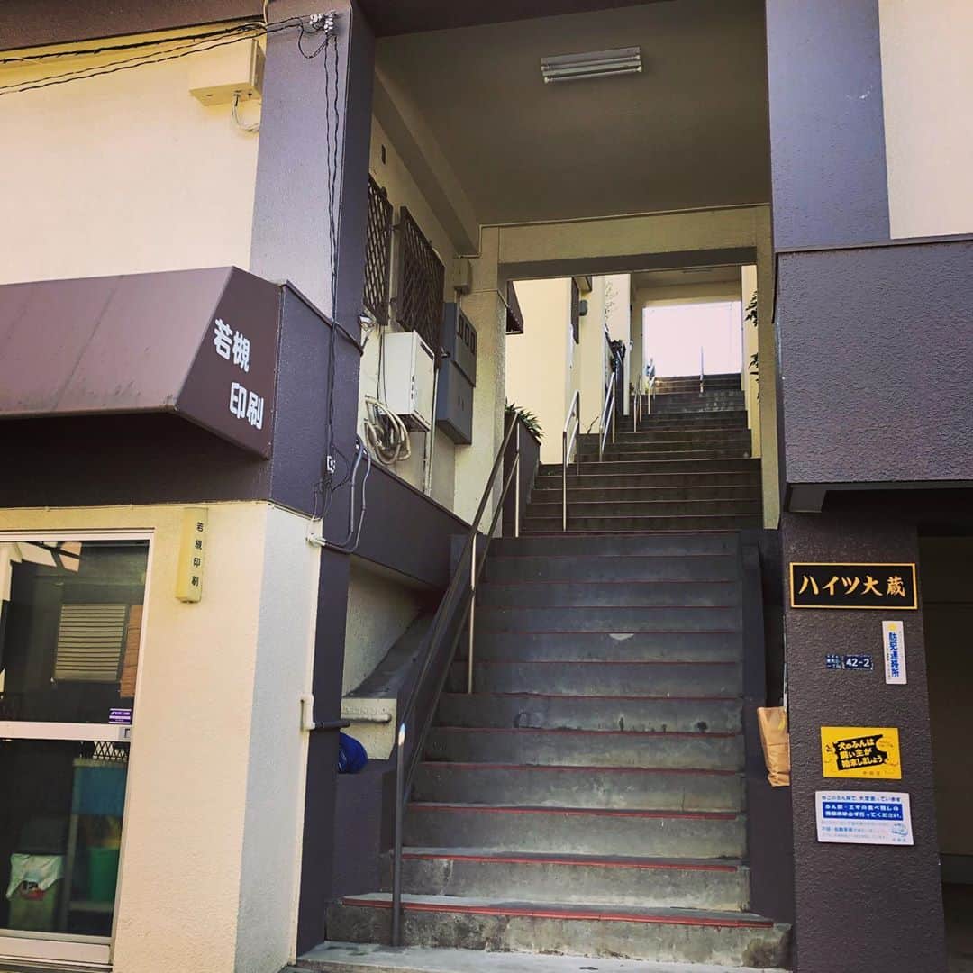 櫻井リヤのインスタグラム：「マンションの中を通る私道。こういう物件大好き　#階段#大田区」