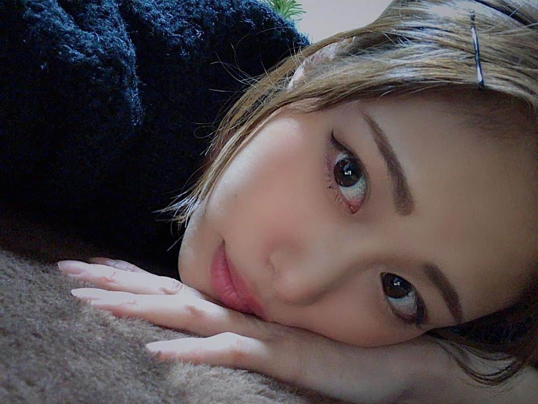澤井玲未のインスタグラム：「久々に自撮りしたから投稿🥱💭 明日はお休みだからダラダラ☕️🌿 #selfie#japanese#自撮り#久々の投稿#休日前夜祭」