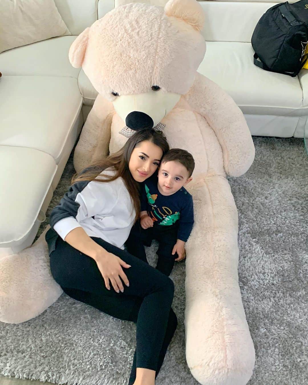 ラリサ・ヨルダケのインスタグラム：「Te iubesc de numai pot🦁❤️ #galuscameamica #RazvanTiago #SufletulMeuMic 🥰🥰 #noiStamInCasa ☺️」
