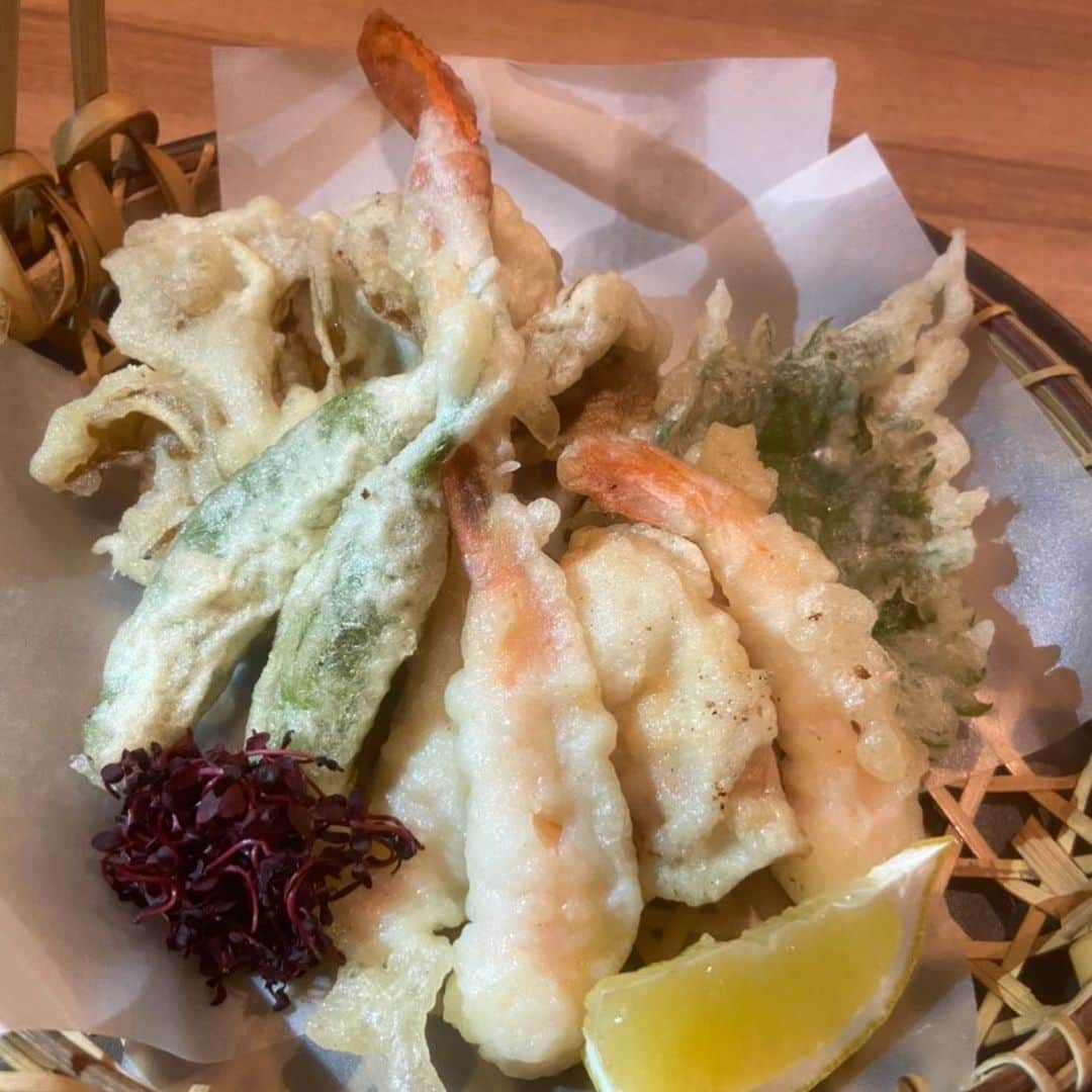 鶏魚 谷町のインスタグラム：「鶏魚です！しーちゃんです🎶 祝前日ということもあって、たくさんのお客様に来て頂きました*\(^o^)/* 常連のお客様に感謝です💕 #祝前日 #常連のお客様いつもありがとうございます #鶏魚 #大阪 #谷町四丁目 #駅近 #セルフ飲み放題 #地域最安値 #コース #座敷 #個室 #貝盛り放題 #ガンガン焼き #あさり #はまぐり #ホンビノス貝 #牡蠣 #さざえ #飲み会 #女将」