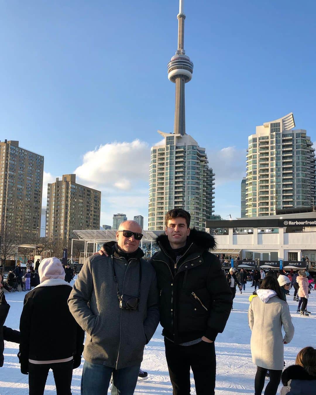 ハビエル・ラジャのインスタグラム：「Feliz día del padre @alberto.raya  Hace un mes estabas aquí acompañándome y cuidándome.  Fue una semana que hiciste mucho mas amena, intentando cocinar (tostadas y filetes a la plancha ; ) y me ayudaste con las bolsas de la compra, la limpieza y demás.  Pero sobre todo el estar juntos trabajando cada mañana en nuestra oficina improvisada y con vistas a Toronto me hizo estar súper a gusto a tu lado. Vamos que tú tampoco te querías ir!  Llevas toda la vida sacrificándote y viajando para estar en mis campeonatos, shows... eres mi mayor fan sin duda, y una vez más estuviste a mi lado cuando te necesitaba.  Ahora estoy al otro lado del charco y la verdad que me cuesta, me asusta no poder estar cerca de vosotros. Pero así está medio mundo y tenemos que pensar en lo mejor dentro de este caos.  Te has ganado un premio muy grande y espero poder dártelo pronto.  Te quiero mucho papi. 😘❤️🤗」