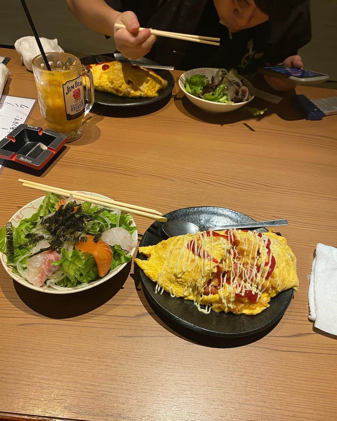 のインスタグラム：「こんばんわ〜 今日は久しぶりに忙しく営業しました！ 弁慶新大宮です！ 写真は僕の賄い撮り溜め写真から！！ オムライスとチョレギサラダです！ 最近ウイルスが流行り、お客様が減っていますが変わらず弁慶は元気に営業しております🥺 お体にはお気をつけてください😥  #弁慶#弁慶新大宮#新年会#奈良#奈良ごはん#奈良居酒屋#居酒屋#地酒#奈良地酒#春鹿#日本酒#奈良グルメ#奈良ディナー#もつ鍋#馬刺し#奈良カメラ部#nara#instgood#instalike #instafood #🍶#🐟 #🐓 #yummy #いいね返し #f4f」