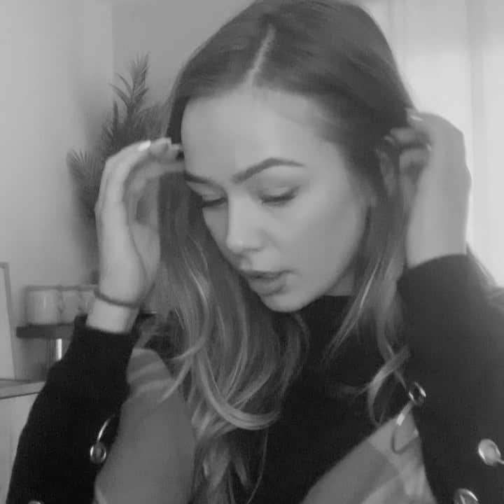 コニー・タルボットのインスタグラム：「Original❤️ full vid on YT tomorrow? seeing as we’re all indoors🖤」