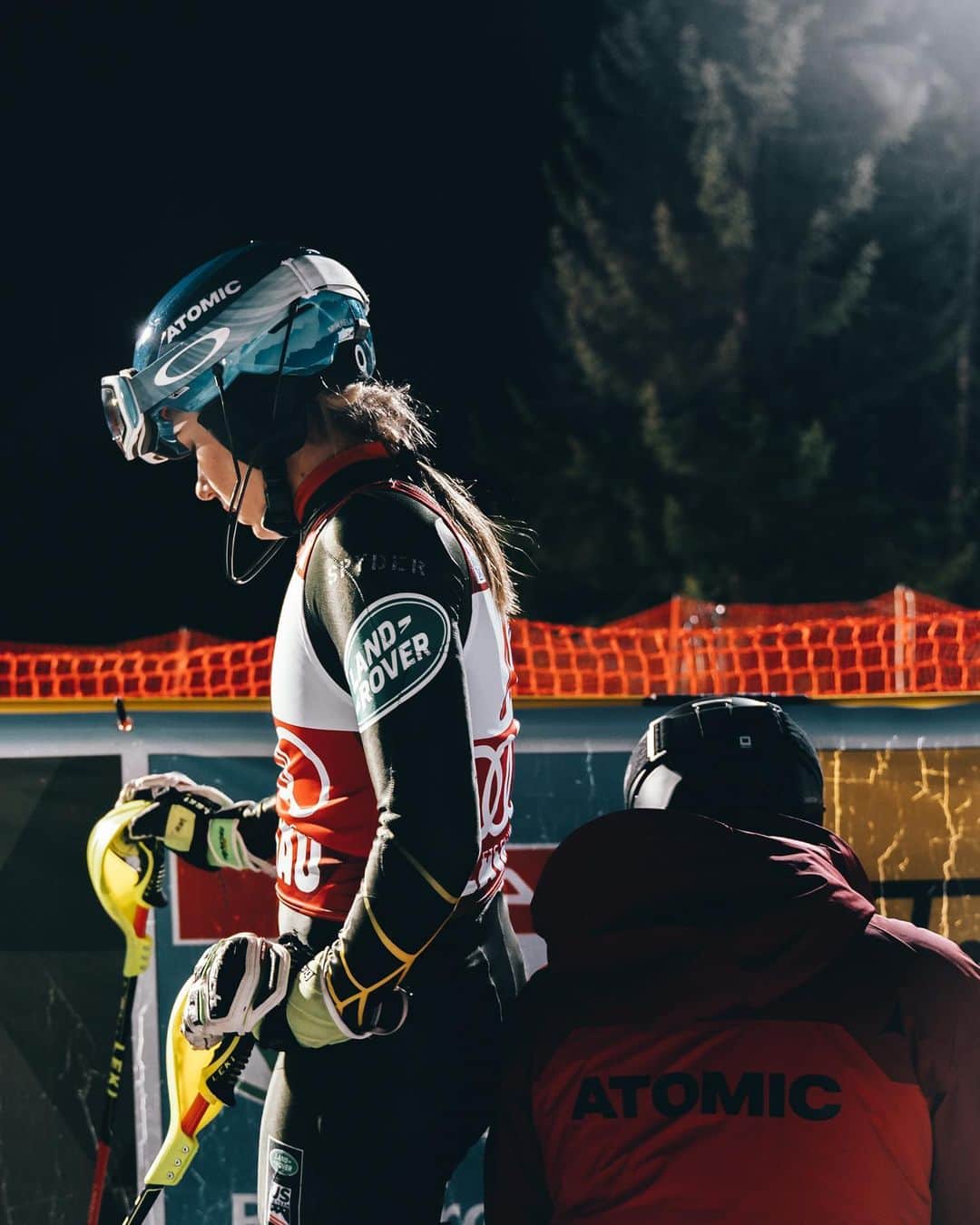 ミカエラ・シフリンのインスタグラム：「Since many of us are hanging inside right now, I thought it’d be fun to round up some of my U.S. Ski & Snowboard @landroverusa Ambassador teammates for a virtual fireside chat. Today at 11am MDT, I’ll be hosting an IG Live on @usskiteam’s page, along with some very special guests (hint: one of them has an awesome new book, and a couple of others are really, really tall humans)!! ——— Have questions for us? Comment below or join and ask them live. 🙌🙃 📷: @mountain.max」
