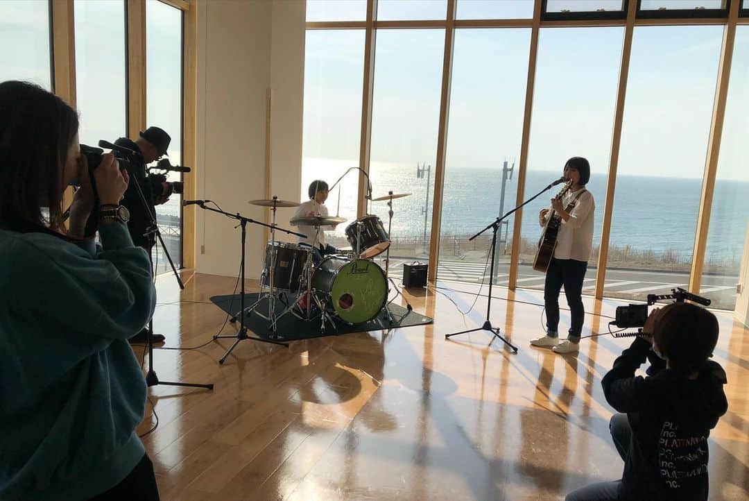 かねあいよよかさんのインスタグラム写真 - (かねあいよよかInstagram)「We, family band called﻿ KANEAIYOYOKA, shot a music video for our new song❣️Filming location was Ishikari city🤗The video will be released at the end of April🥁﻿ ﻿ 家族バンド“かねあいよよか”の新曲のMVを、私たちが暮らしている石狩市で撮影しました。4月の末頃に公開予定❣️﻿ お楽しみに⭐️ #yoyoka #よよか #かねあいよよか #kaneaiyoyoka #石狩 #ishikari #mv撮影」3月20日 0時11分 - yoyoka_drums
