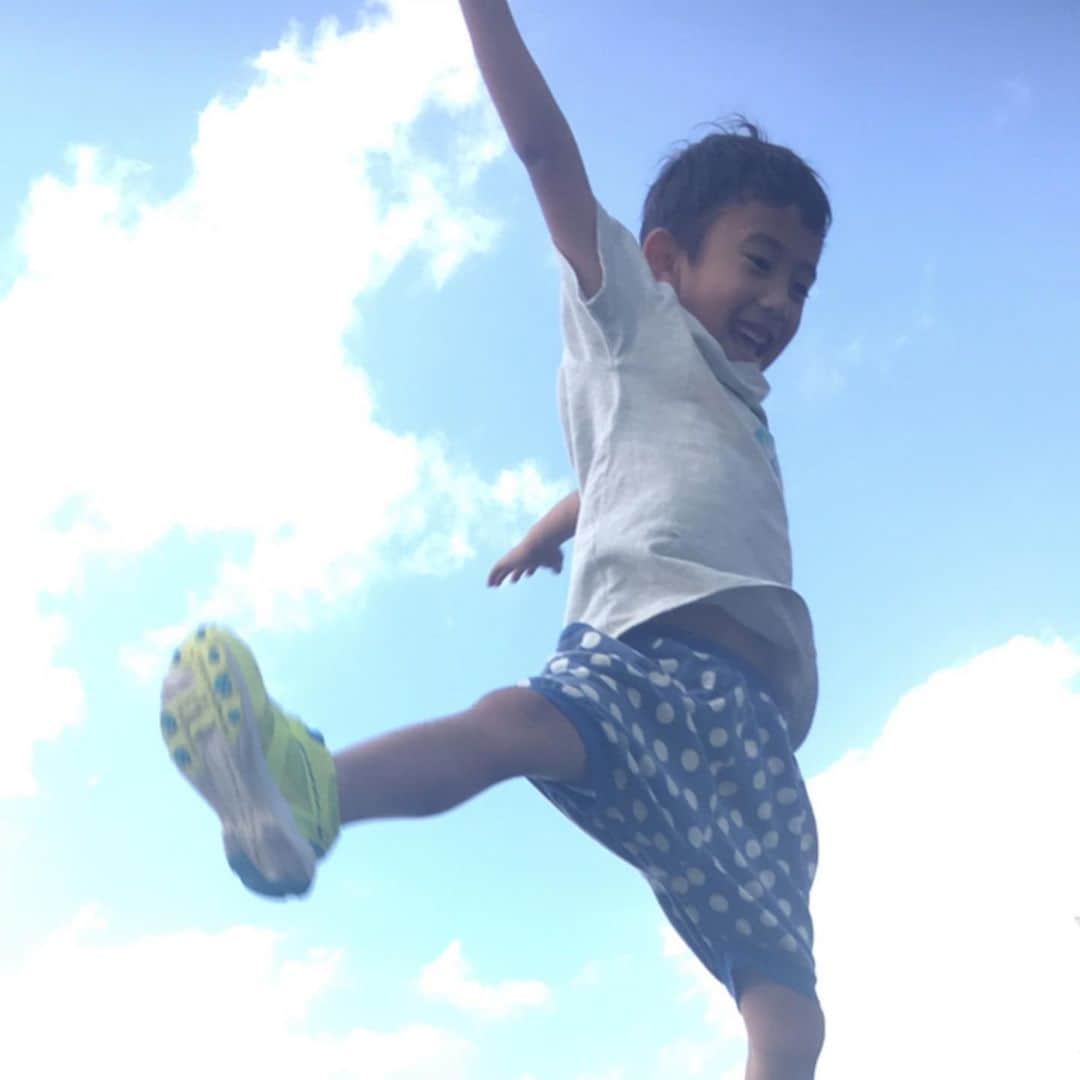 高橋歩のインスタグラム：「. . 【沖縄の大自然でキャンプしよう！】 . まぁ、こんな時だからこそ。 . 子供たちを、自然の中で、 おもいっきり、遊ばせたい！ . そこで、新しいなにかを、 楽しく学べたらサイコー！ . そんな、母ちゃんと子供たちへ。 . 急遽、仲間と作戦会議して、 この春休みに、沖縄の自然の中で、 キャンプを開催することにしたよ！ ピンときた人は、ぜひ！ . . 親子で生命力アップ！ 自給自足体験キャンプ in 沖縄！ . 沖縄の海へ！山へ！ 農業したり、漁業したり、 山羊や馬と遊んだり、 火起こしから、木登りから、 キャンプファイヤーもBBQも！ 夜は、三線ライブも、ビーチシアターも！ . 大自然の中で、 おもいっきり楽しみながら、 生きる力がアップする体験が満載の 2泊3日の体験キャンプ！ . . これはさ。 昔、沖縄に住んでた頃、 「ビーチロックビレッジ」という 自給自足の村をやっていたんだけどさ。 . その仲間たちと、 日々、バージョンアップしながら、 すでに、計100回以上開催してきた、 得意のキャンプなの。 . 今回は、オレも、隊長として、 全日程、ばっちり一緒に楽しむし、 仲間もみんなプロだし、 最高に楽しくするから、任せといて！ . まぁ、子供たちにとって、 最高に楽しくて、 新しい学びがある体験になるのは、 あたりまえとしてさ。 . 母ちゃんたちも、羽を伸ばして、 大自然の中で、遊んで、はしゃいで、 うまいもの食って、夜は語ってさ。 いい気晴らしになるでしょ。 . . 詳しい案内＆申し込みは、 オレのプロフィールページから リンクあるので、そこで見てもらうとして。 . 主なところを言うと。。。 . ★日程は、3月28日（土）〜 30日（月）　 2泊3日 / 名護バスターミナル集合＆解散 . ★宿泊場所は、沖縄本島北部 【山の日（1泊目）】 夢有民牧場（今帰仁村） 【海の日（2泊目）】 アイランドビレッジ・ナンクル（大宜味村） . ★参加費 大人も子供も共通 1名　6900円（ ROCK ! ） . ★募集人数は、限定10組（先着順） . .　 現地集合＆解散なので、 別途、飛行機代は掛かるけどさ。 この参加費なら、 比較的、参加しやすいでしょ？ . その代わり！ 基本、母ちゃんたちは、 お客さんっていうよりは、 アシスタントスタッフ扱いだかんね。 現場で、いろいろ手伝ってもらうよ！笑 . ぶっちゃけ、なんで、 こんな値段で出来るかって言うとさ。 . 沖縄の近所のおじいおばあなど、 心ある人たちにも世話になって、 キャンプ運営の経費は、 ほとんど掛からないのよ。 . 一緒にキャンプ運営する仲間も、 人件費なんて全然いらないっす、 って感じだし。 オレ自身も、ちょうど、 仲間に逢いに＆ソーキそば食いに、 沖縄に行きたかったし（笑） . みんなHAPPYで、パーフェクト！ ゆいま〜る♪ . ってことで。 . 興味ある人は、ぜひ、一緒に楽しもうよ。 . 参加の案内＆申し込みは、下記からね！ もう、約1週間後だし、 先着順なので、急いだ方がいいかも？ . 数名だけど、 運営ボランティアの募集もあるぜよ！ . ★ . 親子で生命力アップ！ 自給自足体験キャンプ in 沖縄！ . ▶ 詳しい案内＆申し込みは、 オレのプロフィールページから リンクあるので、そこで見てね！ . ★」