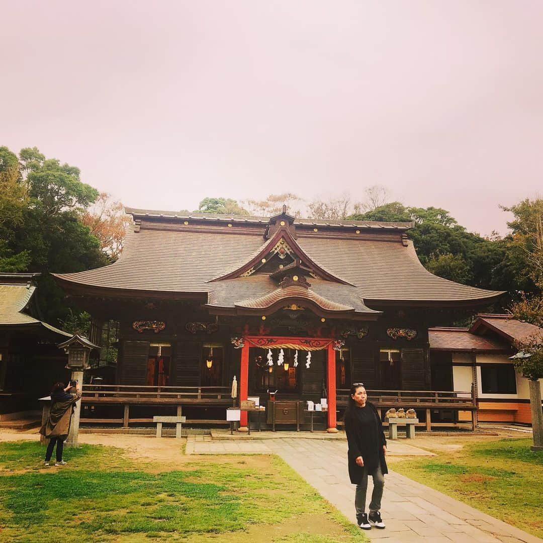 北条かやさんのインスタグラム写真 - (北条かやInstagram)「載せてなかったシリーズ  大洗磯前神社  海に浮かぶ鳥居は絶景で、パワースポットらしく多くの観光客でにぎわう。  アニメの聖地でもあるんですね。「ここ数年で若い参拝者が増えた」と住職さんが言っていました。  寒さの厳しい時季に訪れると、より荘厳な雰囲気です。茨城県。  #oarai #ibaraki #大洗 #大洗磯前神社 #絶景 #日本の絶景 #パワースポット #神社巡り」3月20日 0時14分 - n_a_y_a_n_m_i_m_u