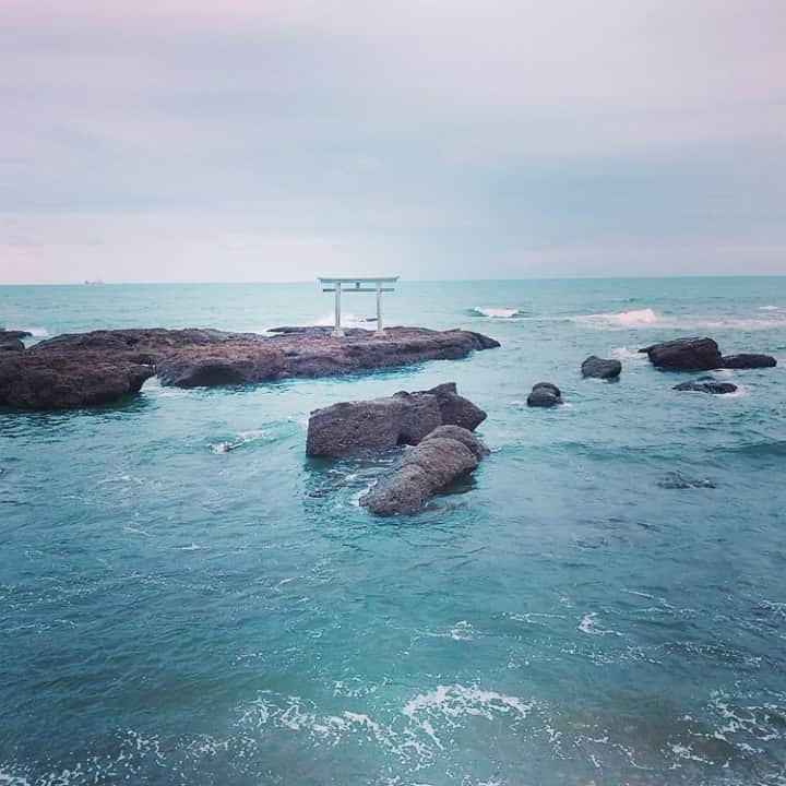 北条かやのインスタグラム：「載せてなかったシリーズ  大洗磯前神社  海に浮かぶ鳥居は絶景で、パワースポットらしく多くの観光客でにぎわう。  アニメの聖地でもあるんですね。「ここ数年で若い参拝者が増えた」と住職さんが言っていました。  寒さの厳しい時季に訪れると、より荘厳な雰囲気です。茨城県。  #oarai #ibaraki #大洗 #大洗磯前神社 #絶景 #日本の絶景 #パワースポット #神社巡り」