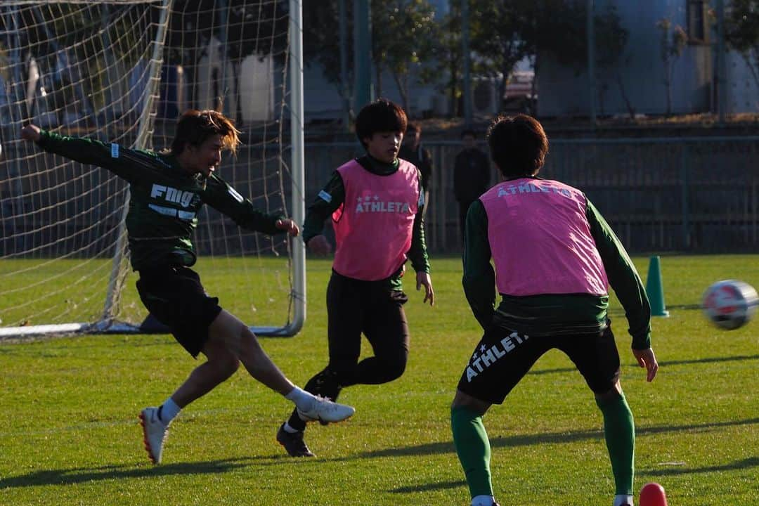 東京ヴェルディさんのインスタグラム写真 - (東京ヴェルディInstagram)「久々のランド。 春の嵐で強風が吹く中、頭と身体を起こしました。  スモールフィールドのゲームでは、ゴールが見えたらシュート！  ということで、シュートモーション集。誰の背中か分かるかな？？ #東京ヴェルディ #ヴェルディ  #tokyoverdy #verdy #東京 #tokyo」3月20日 0時16分 - tokyo_verdy