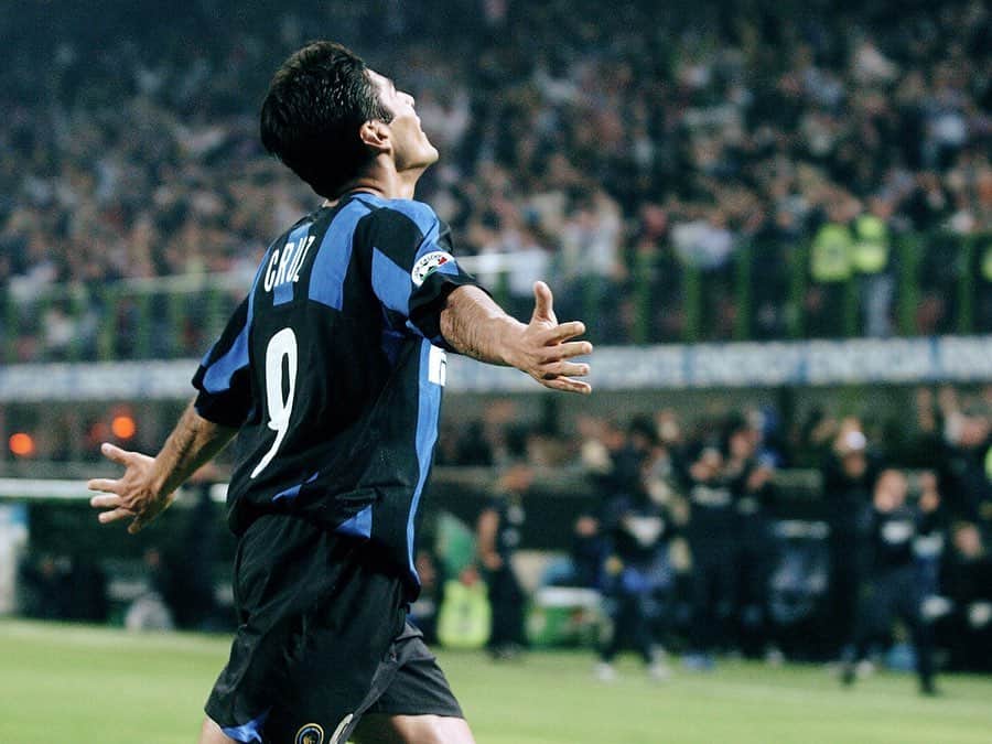 インテルナツィオナーレ・ミラノさんのインスタグラム写真 - (インテルナツィオナーレ・ミラノInstagram)「INTER CLASSICS 🔙⏳⚽️ The new event starts tonight on #YouTube: together we'll relive #InterRoma in the second leg of the #CoppaItalia 2005/06 final! Tune into our channel at 22:00 CET #Inter #ForzaInter #InterClassics #TBT #ThrowbackThursday #BornInter #Football #Legends #InterForever」3月20日 0時28分 - inter