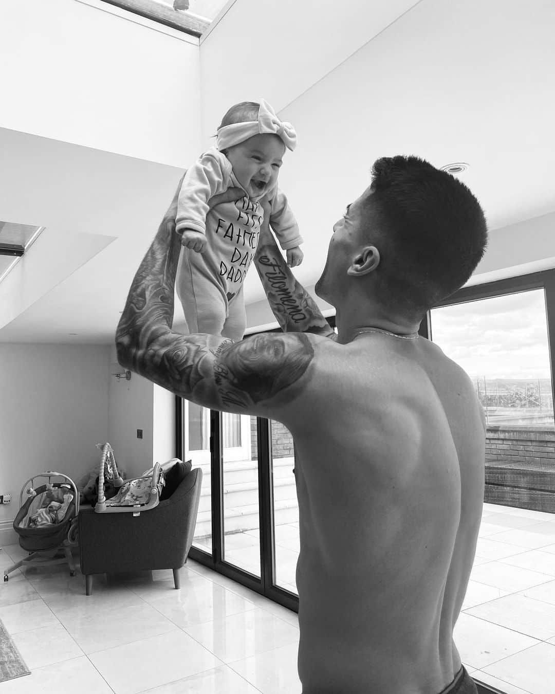 ジョアン・カンセロのインスタグラム：「The best thing about being a father, is to be your father 👼🏼💫 Princess Alicia 🤍」