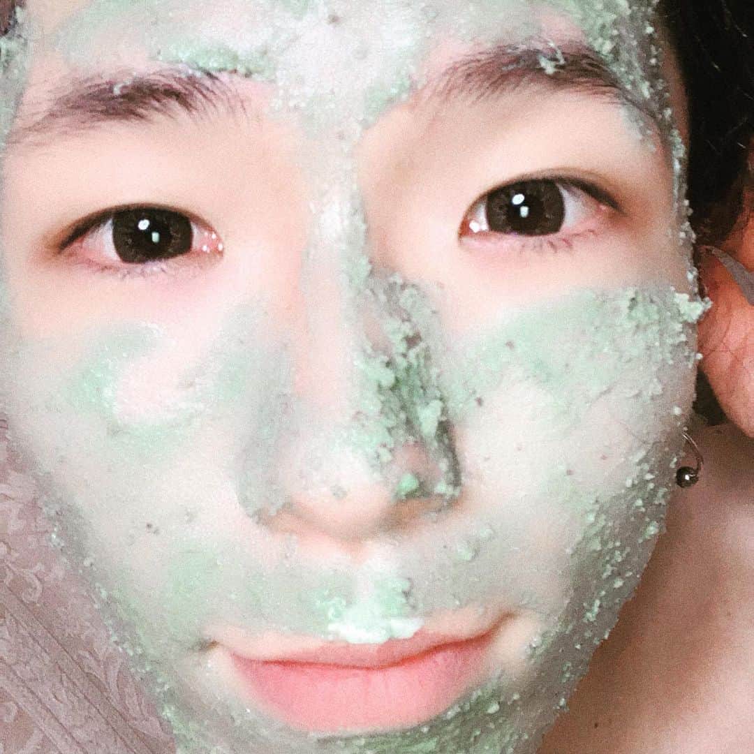 ぺいにゃむにゃむ【二丁目の魁カミングアウト】のインスタグラム：「会いえない間も臭いパックも臭いトリートメントしたりしてるよ〜ぜーんぶ全部次におなカマに会う時のため〜会えなくてもおなカマの事をまぢ常考えておるのですわ〜〜だからね手洗いうがいしてね会う時は笑って会いましょうぞ〜〜おやすみ🌙」