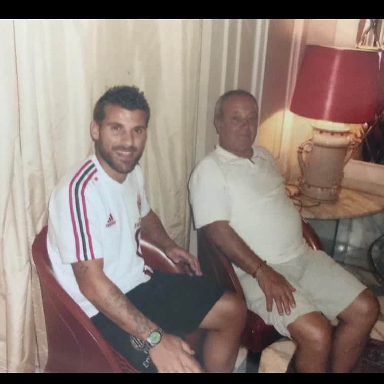 アントニオ・ノチェリーノのインスタグラム：「Mi sarebbe piaciuto passare tutta la vita così, ma purtroppo non è stato possibile. Te ne sei andato 5 anni fa in silenzio, ti ho visto l’ultima volta in videochiamata e questo è uno dei più grandi rammarichi che ho. Mi sarebbe piaciuto stare di più insieme per condividere tantissime cose e ascoltare i tuoi preziosi consigli, ma una cosa te la dico mio caro papà è che GRAZIE per quello che tu e mamma avete fatto per me. Solo Dio sa quanto ti amo e cosa ho dentro ma il tuo ricordo è sempre vivo e vivrà per tutta la vita. Buona festa del papà mio super eroe TI AMO ❤️」