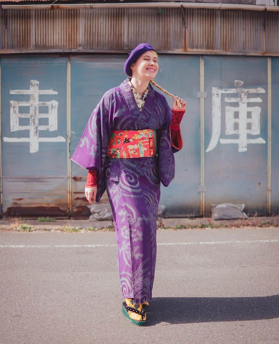 Anji SALZさんのインスタグラム写真 - (Anji SALZInstagram)「A few more snaps from January where I went out in my new antique kimono 👘 Bit hard to see but it got cute dragons 🐉 on it. It was way too small so I had it re-tailored a little. That is the great thing about kimono!! No fabric is cut off during kimono tailoring - excess fabric is always being hidden in the inside seams so the kimono can be re-sewn and fitted for the next generation 😍👌🏻 (However people in the past sometimes did not keep extra fabric for length - so this kimono is still rather short 😆) Another point is that the fabric bolts used to be more narrow a hundred years ago than they are now, so even extended to the maximum, the kimono sizing still is not a perfect fit for me! 😝 But better than before haha so I’ll make do with it 💕 I wear too small kimono all the time because they are too cute not to be worn!  Oh and this was another Edo inspired relaxed Kitsuke day with almost no ties. Obi, tabi and zouri are available via @salzkimono 📡  仕立て直して頂いたアンティーク小紋💜柄に可愛い龍🐉 着物の良いところが生地幅を切らないこと！小さい着物は仕立て直すとまた着れる。 まあ、昔の反物の幅は今より狭くて完璧な寸法が出ないけど、これで良い^ - ^ また江戸風の紐二本のゆったり着付けで気持ち良かったわ。  #mainichikimono #salztokyo」3月20日 0時49分 - salztokyo