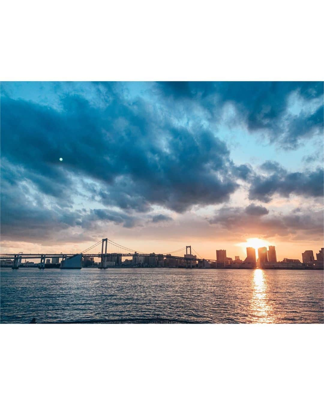 朝風れいさんのインスタグラム写真 - (朝風れいInstagram)「いつかの綺麗な夕陽✨ ・ ・ ・ ジムに行けないもんだから、くるみに付き合ってもらい、とにかく歩く歩く歩く。そのご褒美に綺麗な景色を見て毎回癒される✨ ・ ・ お散歩5kmが最近の定番。くるみが歩くの好きで有難いや😂 でもね、全然足りない…(ﾉД`)ジム行って、ガッと追い込みたい😂 早く再開してくれないかなぁ〜 ・ ・ ・ #夕陽　#夕日　#綺麗 #散歩　#お散歩大好き犬  #くるみ #宝物 #チワワ #chiwawa #犬 #dog #3歳 #2ヶ月 #クリスマス生まれ #甘えん坊 #黒豆みっつ #童顔 #チワワ部 #いぬすたぐらむ #親バカ #dogstagram #kuruminstagram #ママ の　#運動不足解消 #ジム #恋しい 😢」3月19日 16時13分 - rei.wd