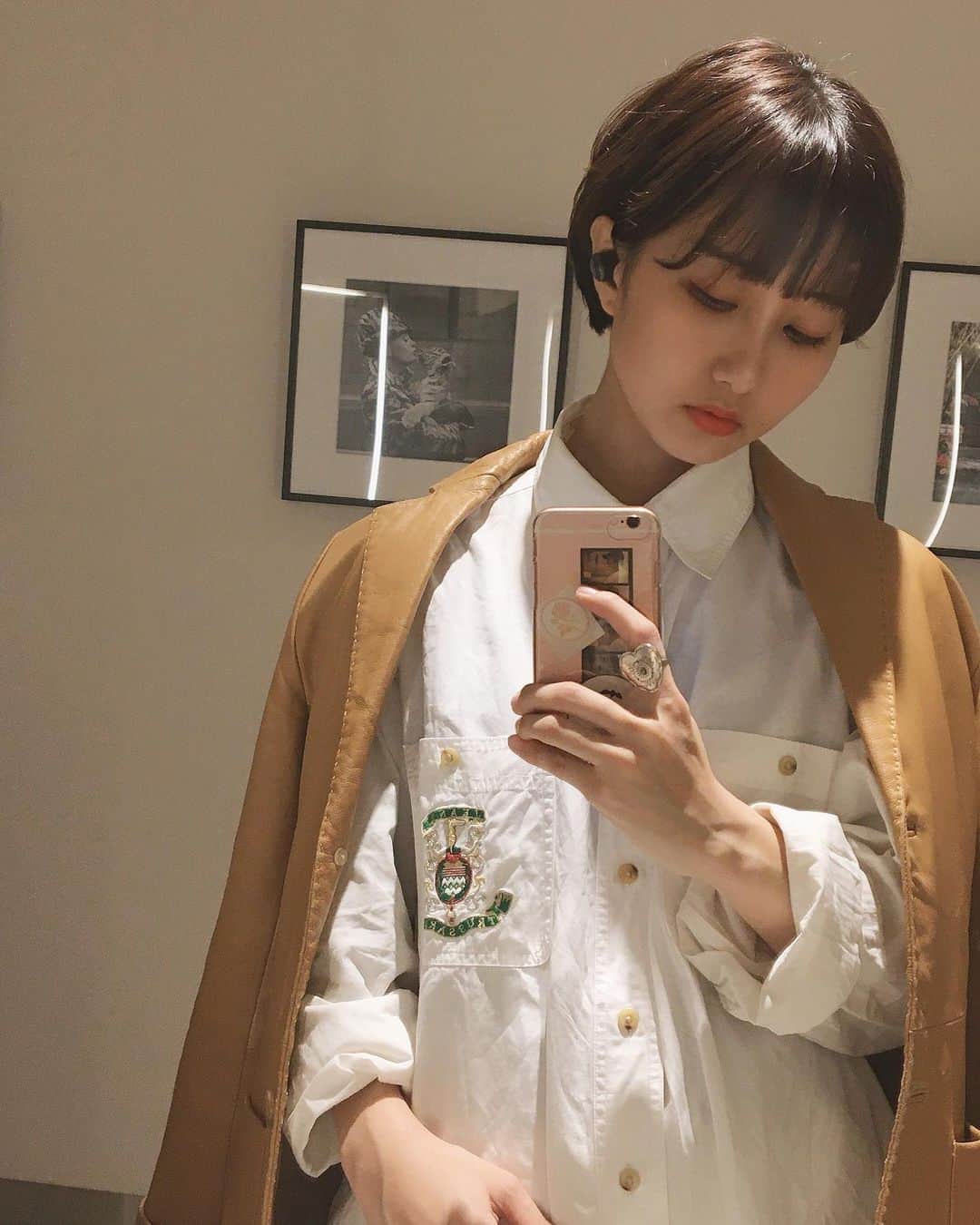 吉良穂乃香のインスタグラム：「あったかくなったら着ようと思ってた、とっても可愛い刺繍の入ったシャツを着れて、髪も可愛く切ってもらえて、今日は最高な1日だなあ🥳  カフェが混んでたからこれから家に帰って作業〜  #ショートヘア#白シャツコーデ#手がいかつい」