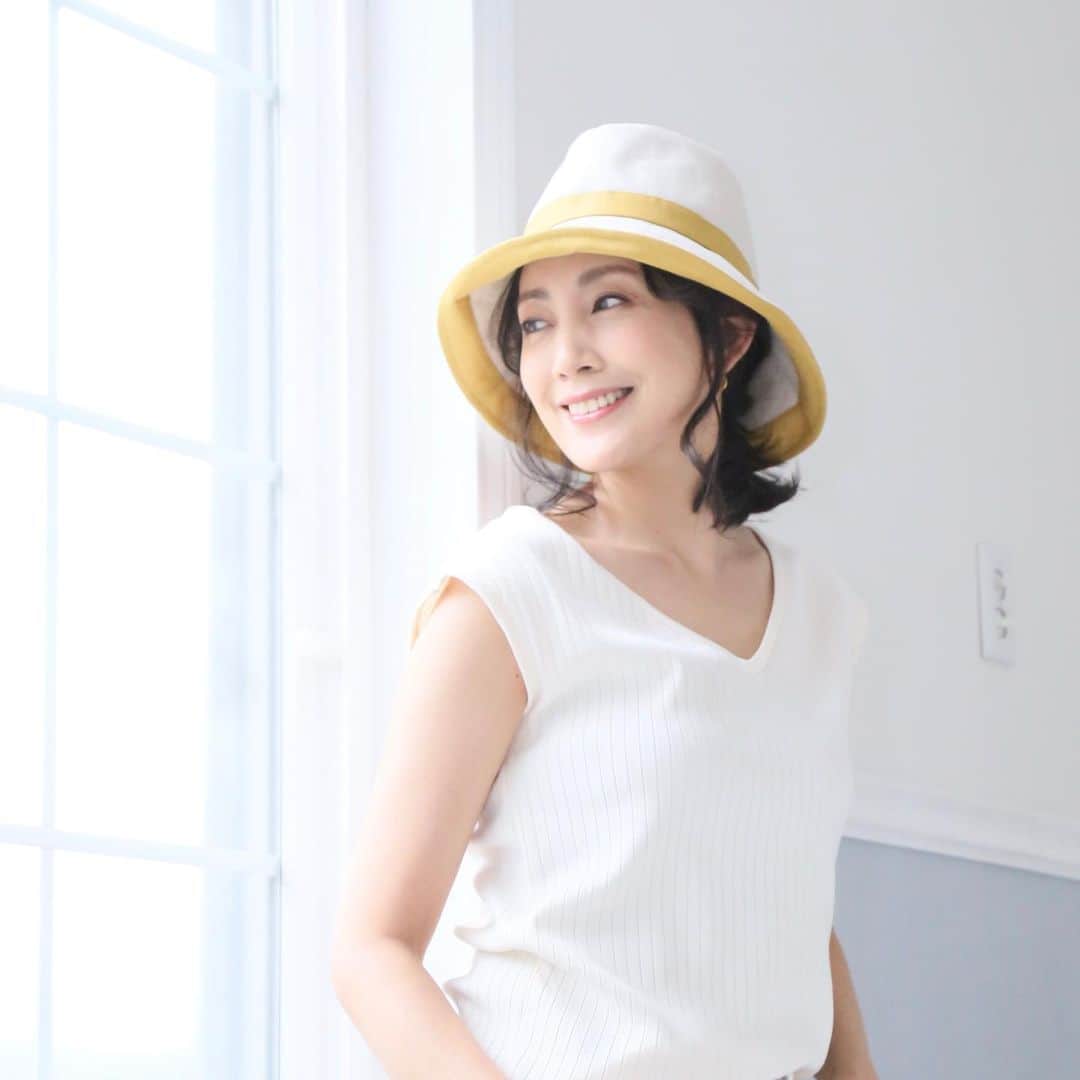 田中美里のインスタグラム：「jin no beat shite cassie 2020年春夏 まずは、、 5つのデザインの帽子が 今日から発売になりました。  是非チェックしてみてくださいね。  @jin_no_beat_shite_cassie  のプロフィール欄から　 un-chapeu.com  をタップしていただくとネットからご購入いただけます。  トップ画面に出てくるスライド写真のジンノビートシテカッシの私が写っている写真をタップすると、ジンノビのお帽子をまとめてチェックいただけると思います。  #jinnobeatshitecassie  #ジンノビートシテカッシ #帽子 #帽子コーデ  #hat #2020ss  photo by fujiko」
