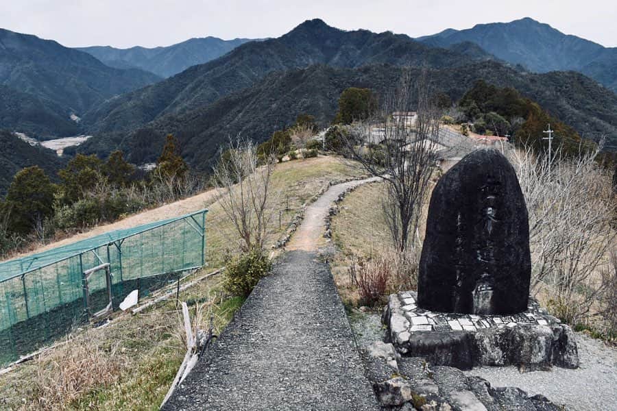 岡田ひとみ（ねんドル）さんのインスタグラム写真 - (岡田ひとみ（ねんドル）Instagram)「故郷でもないのに、こんなに居心地のいい場所があるなんて。 友人を訪ね、先月十津川村へ行ってきました。 #visittotsukawa #totsukawa #travel #japan#pahon#photoshoot #十津川村 #果無集落#カメラ#写真」3月19日 16時50分 - hitomi_nendol