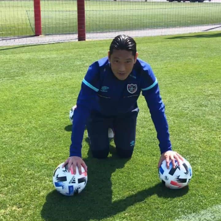 高萩洋次郎のインスタグラム：「サッカー少年のみんな、 高萩洋次郎からの宿題です。  出来たら教えてね。  #ボール4個あるかなぁ #手の2個からでも #宿題チャレンジ #春休み #サッカー #サッカー少年 #体幹 #fctokyo  #高萩洋次郎」