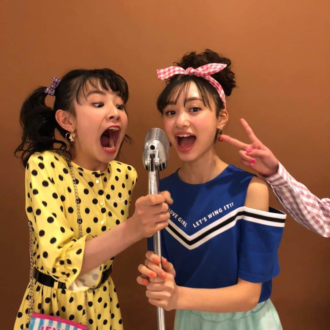 ニコ☆プチさんのインスタグラム写真 - (ニコ☆プチInstagram)「﻿ 超かわいいツインボーカル〜🎤﻿ ﻿ ﻿ ...って、マイクは食べ物じゃありません！笑笑﻿ ﻿ ﻿ 右からピースしてる手、だーれだ❓﻿ ﻿ ﻿ #ニコプチ﻿ #犬飼恋彩﻿ #森﨑美月﻿」3月19日 16時46分 - nicopuchi_official