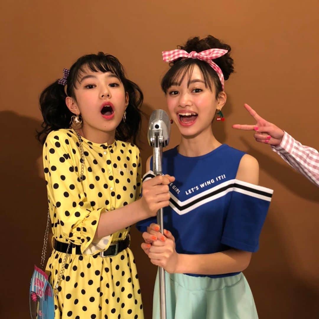ニコ☆プチのインスタグラム：「﻿ 超かわいいツインボーカル〜🎤﻿ ﻿ ﻿ ...って、マイクは食べ物じゃありません！笑笑﻿ ﻿ ﻿ 右からピースしてる手、だーれだ❓﻿ ﻿ ﻿ #ニコプチ﻿ #犬飼恋彩﻿ #森﨑美月﻿」