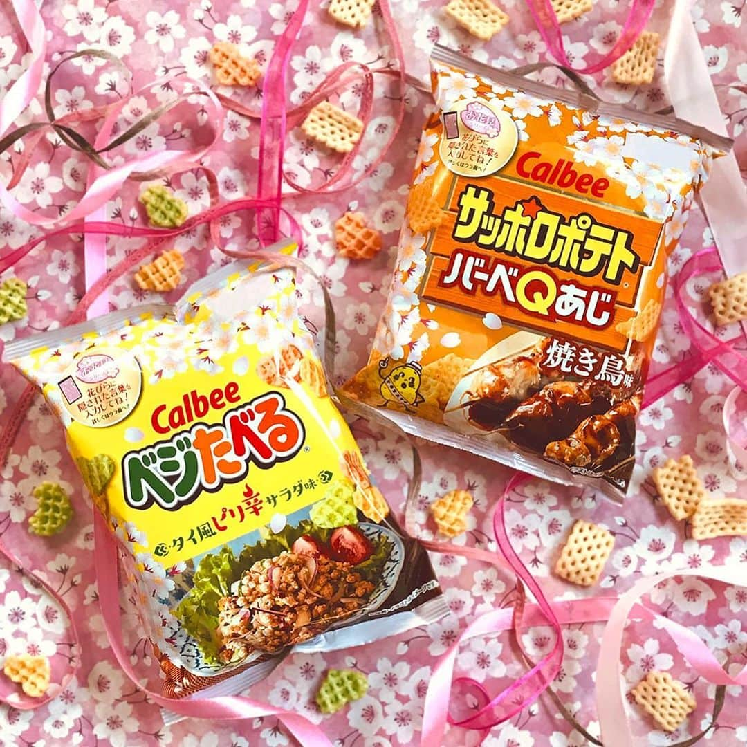 カルビーさんのインスタグラム写真 - (カルビーInstagram)「🌸桜パッケージで登場♫﻿ 『サッポロポテトバーベQあじ 焼き鳥味』﻿ 『ベジたべる タイ風ピリ辛サラダ味』﻿ ﻿ 華やか桜のデザインのパッケージで新登場の2品です！﻿ ﻿ 『サッポロポテトバーベQあじ 焼き鳥味』 ﻿ 香ばしく焼いた鶏肉に甘辛しょうゆだれをからめた、後引く味わい♪ ﻿ ﻿ 『ベジたべる タイ風ピリ辛サラダ味』﻿ 肉の旨味とナンプラーの風味に唐辛子のピリ辛サラダがお酒やビールにぴったり。タイ料理好きの方にオススメです！﻿ ﻿ 家で過ごす時間が多いこの頃ですが、桜パッケージで少しでも楽しく過ごしていただけたら嬉しいです！﻿ ﻿ #calbee #カルビー #ベジたべる #タイ #タイ風 #thailand #thaifood #サッポロポテト #サッポロポテトバーベqあじ #焼き鳥 #焼き鳥味 #桜 #さくら #cherryblossom #sakura #春 #花 #ピンク #桜ピンク #instafood」3月19日 16時48分 - calbee_jp