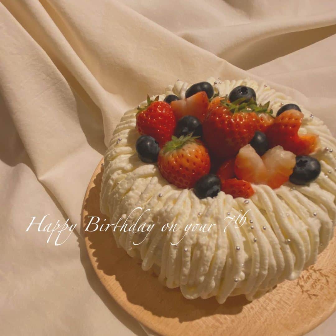 yu nakamura ヘアアレンジ hairarrangeのインスタグラム：「Son's birthday.  Congratulations on 7 years old♥︎♥︎♥︎ マジパンこねて筋肉痛。 スポンジの膨らみ、いまいち😭 文句言わず食べてくれてありがとう😭  #7歳#小学一年生#早生まれ#birthday#happybirthday #エンゼルケーキ#cake#sweets #strawberry#一宮市#マジパン#マジパン細工#鬼滅の刃#炭治郎#ねずこ #handmade #cotta」