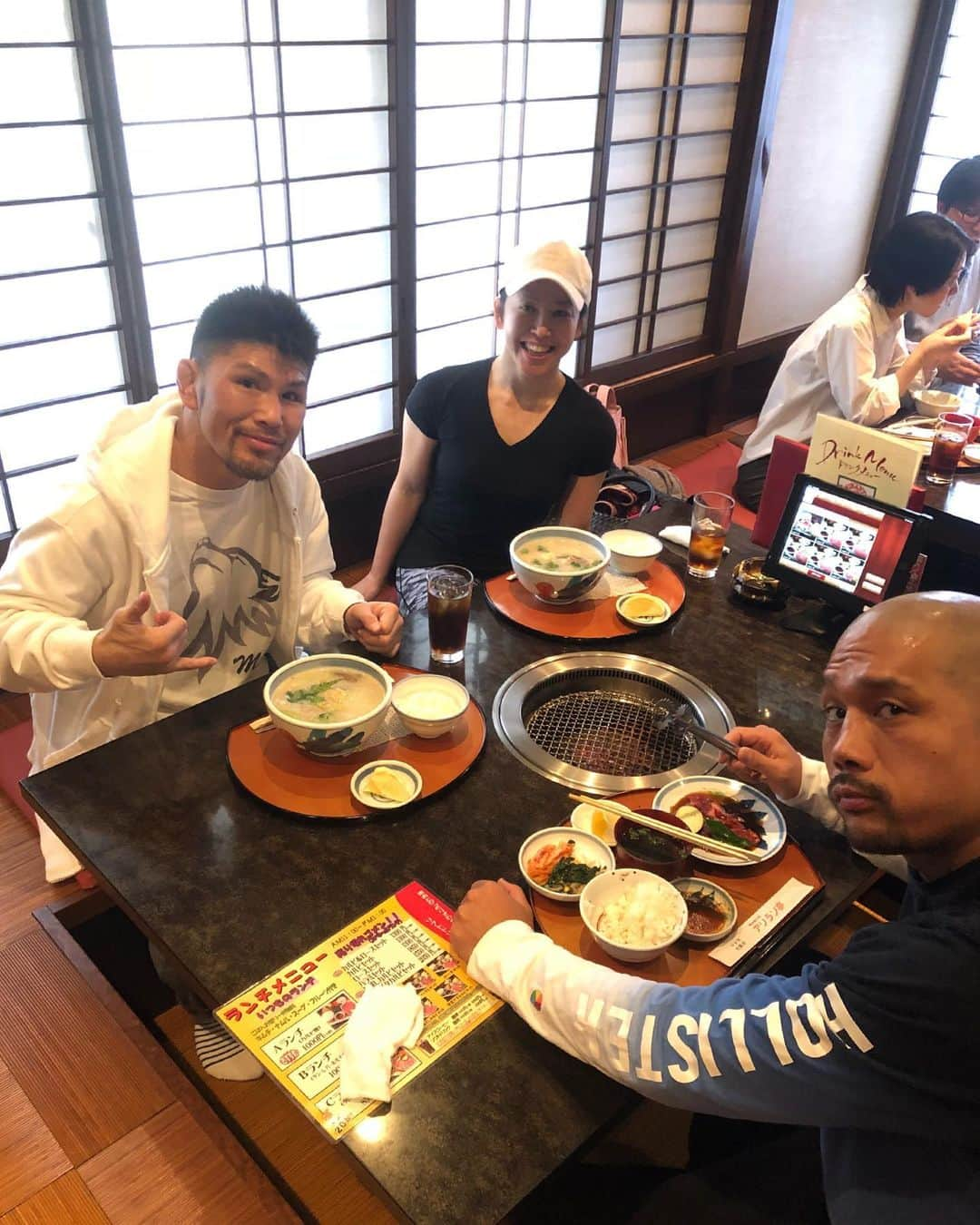 しなしさとこさんのインスタグラム写真 - (しなしさとこInstagram)「. . 肉カレー売り切れ🥩🍛 今日も面白い話をありがとう🤣 . . #しなしさとこ #女子格闘技 #格闘技女子 #mma #ジョシカク #女子アスリート#腹筋女子 #satokoshinashi #格闘技 #グランドスラム横浜 #40代 #アラフォー #小見川道大 #中台宣#43歳 #焼肉ランチ #コムタンスープ」3月19日 16時53分 - shinashisatoko