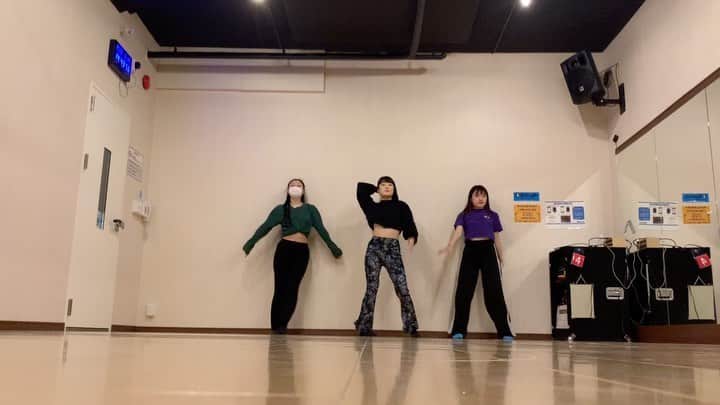 新野彩乃のインスタグラム：「🦋family プチ練習会🦋 . 各々ルーティン作ってきて踊りまくる会。笑 めちゃくちゃに個性出すぎてて超楽しい超充実✊ww フリーのシンクロ半端ないすぎww 総じて、鬼ハードな2時間でしたww またやりたいすぎる〜〜 . . @ayana_y08  @no7_k . #vogue #voguing #voguefemme #HIKARIfamily」