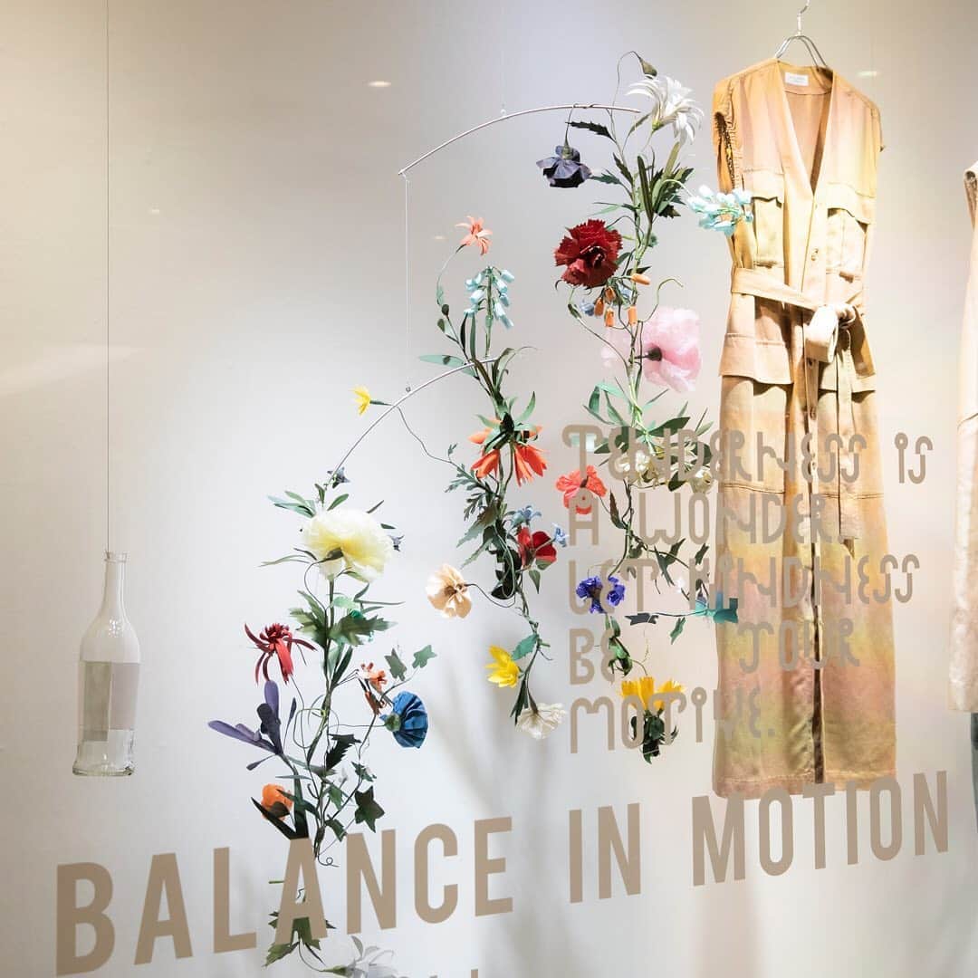 ルミネ公式のインスタグラム：「ウィンドウディスプレイ「BALANCE IN MOTION」 3月17日（火）〜4月8日（水） . 一人一人の生活の中で訪れる選択の連続。その中で、それぞれが少しずつ物や環境に対して“優しいバランス"をとること。 . 本当に欲しいと思えるものを手に入れる . すでに世界にあるものをどうしたら永く愛せるか？ . 必要なものはすでにあるのかもしれない . それぞれのBALANCE IN MOTION. . STAFF Creative Direction :  edenworks AD & Graphic Design :  鳴尾仁希 AD & Set Design :  山家章宏 Copy :  三島邦彦 Photo :  花房遼 Video :  吉田元（kidzfrmnowhere.） Styling :  岡部俊輔（UM） Hair and Makeup :  秋鹿裕子（W） Music :  辰田翔 . #lumineshowwindowdisplay #balanceinmotion #edenworks_ #hitokinaruo #akihiroyamaya #fashion #コーディネート #VMD  #windowdisplay #ショーウィンドウ #ディプレイデザイン #lumine  #ルミネ」