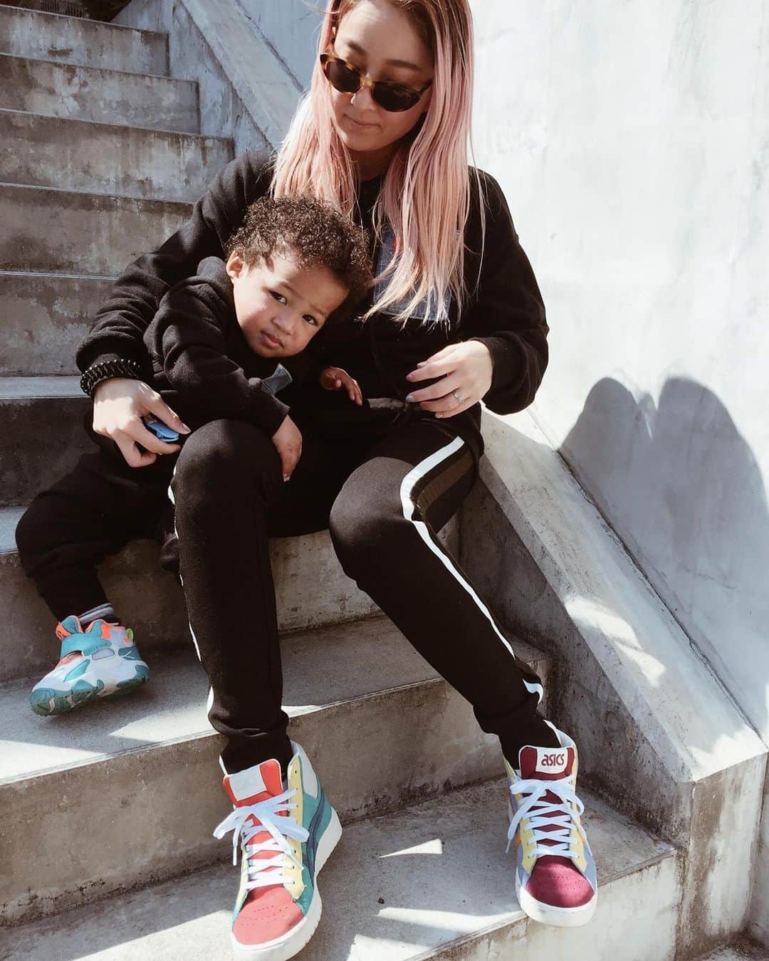 jyA-Me（ヤミー）のインスタグラム：「Black & Colorful💙 しばらくアトランタへ戻ります✈️ 👟 @atmos_pink_official  #atmospink#アトモスピンク  #asicssportstyle#asicsarmos #アシックス #muchingoutfit」