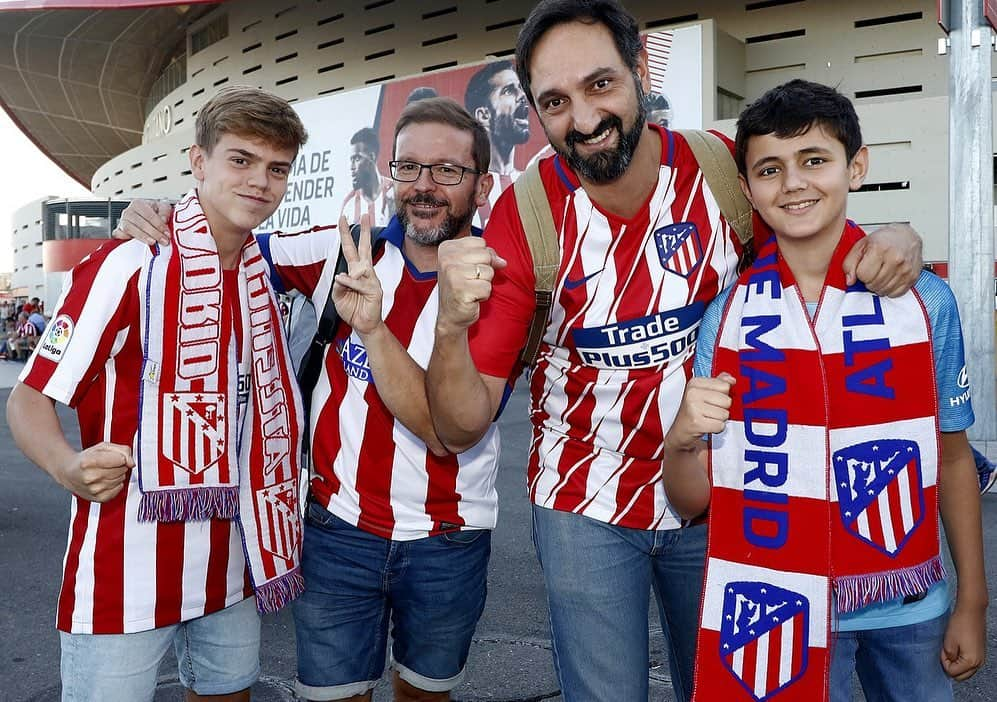 アトレティコ・マドリードさんのインスタグラム写真 - (アトレティコ・マドリードInstagram)「👨‍🦰🔴⚪️ Hoy es un Día del Padre diferente, que la distancia no nos haga olvidar grandes momentos vividos con nuestros papás y el Atleti. Mándanos tus fotos disfrutando del Atleti con tu padre con el hashtag #ConMiPapáDeLaMano y compartiremos las más originales 😊 🏠 #YoMeQuedoEnCasa」3月19日 17時00分 - atleticodemadrid