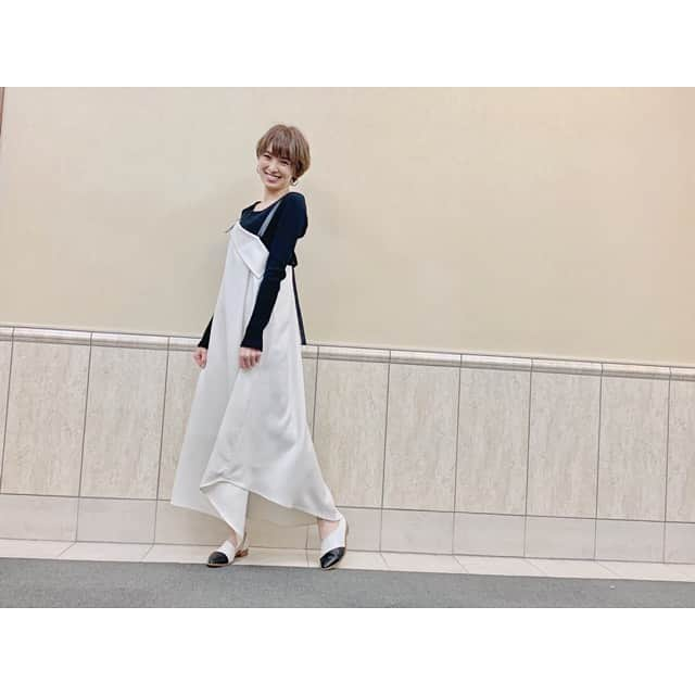 南明奈さんのインスタグラム写真 - (南明奈Instagram)「モノトーンコーデ好き☺️ トップス・ワンピース @aula_official  ピアス　@stellarhollywood  靴　@dianashoespress」3月19日 17時00分 - akinaminami