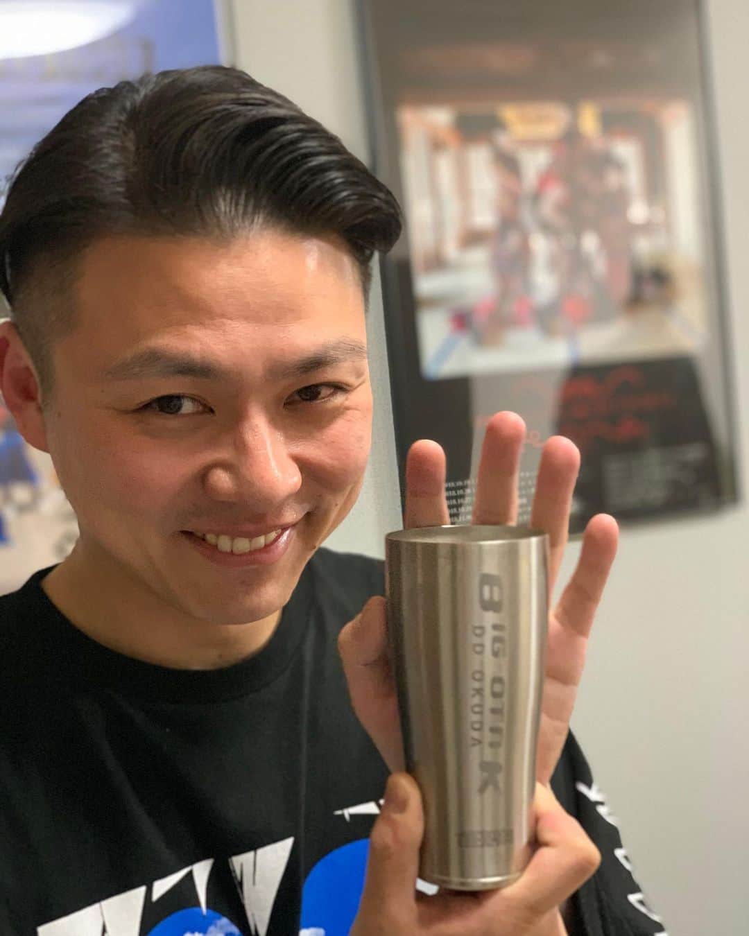 池田真一のインスタグラム：「奥田さんに誕生日プレゼントのタンブラーやっと渡せた！ BiSH好きな人は文字の意味わかるよね！」