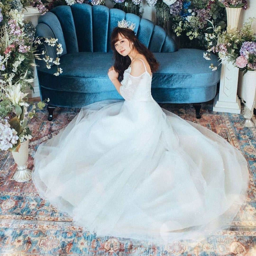 ♡プラコレWedding·⋆*さんのインスタグラム写真 - (♡プラコレWedding·⋆*Instagram)「@placolewedding【#Dressy花嫁 】【#プラコレ】をつけて投稿&フォローしてね♩ . 注目の Dressy記事をPick UP ♥ >>>swipeしてね* . ドレスショットの中でも 人気の#お座りショット ♡ ふんわり感が可愛いお座りショットは よりお姫様気分になれる 一枚になることまちがいなし！！ . >カバーは最高に花嫁さまを 可愛く見せてくれる  #THEHANY のピンクのカラードレス🌸👗 チュール部分に散りばめられたお花と グラデーションが美しいドレスです*＊ -: :-: :-: :-: :-: :-: :-: :-: :-: . こちらのお写真は 1枚目> @thehany_osaka さん 2枚目> @eggfilm_miyazaki さん 3枚目> @m_wedding0214 さん 4枚目> @kyoto_st.andrews_church さん のウェディングドレスです✬* 可愛いお写真をありがとうございます♡ -: :-: :-: :-: :-: :-: :-: :-: :-: . 記事もcheckしてね* >>https://bit.ly/3aeCw2U Editor:♡fuse . 『#Dressy花嫁』『#プラコレ』の ハッシュタグをつけて写真をUPしてね✦ 花嫁アプリ『Dressy by プラコレ』の 記事に掲載＆リグラムされるかも♩ . -: :-: :-: :-: :-: :-: :-: :-: :-: . 花嫁アプリでは、 プロのアドバイザーに結婚式の相談を何度でも♡ ウェディングドレスの記事や、 自分のウェディングレポを残せちゃう♡” . ＞＞＞TOPのURLからcheck ⋈ @placolewedding ＞＞＞結婚のご相談は プラコレウェディングアドバイザーへ♡ @wedding_adviser ＞＞＞ウェディングレポを残したいなら、 farny by プラコレをcheck ✎ @farny_wedding ＞＞＞ウェディングアイテム＆DIYは farnyアイテムをcheck ❁ @farny_wd.item >>>沖縄フォトウェディングの予約は ainowa(あいのわ)をcheck✈ @ainowa_okinawa >>>素敵なドレスに出会いたい花嫁さま♡ @dressyonline_をcheck . みなさまからのいいねや保存 コメントをお待ちしています♥ 「このウェディングドレス可愛い！」 「ヘアスタイルも気になる！！」 「今の花嫁さんの流行りは！？」etc. . ┈┈┈┈┈┈┈┈┈┈┈┈┈┈┈┈┈┈┈ #プレ花嫁 #卒花 #花嫁 #卒花嫁 #結婚 #結婚式 #結婚準備 #花嫁準備 #撮影指示書 #weddingtbt #weddingdress #運命の一着 #花嫁コーディネート #試着レポ #farnyレポ #前撮り#後撮り #2020春婚 #花嫁コーディネート #ザハニー #Aライン　#プリンセスライン #チュールドレス #チュール #👗 #ウェディングフォト #花嫁コーディネート」3月19日 17時10分 - placole_dressy