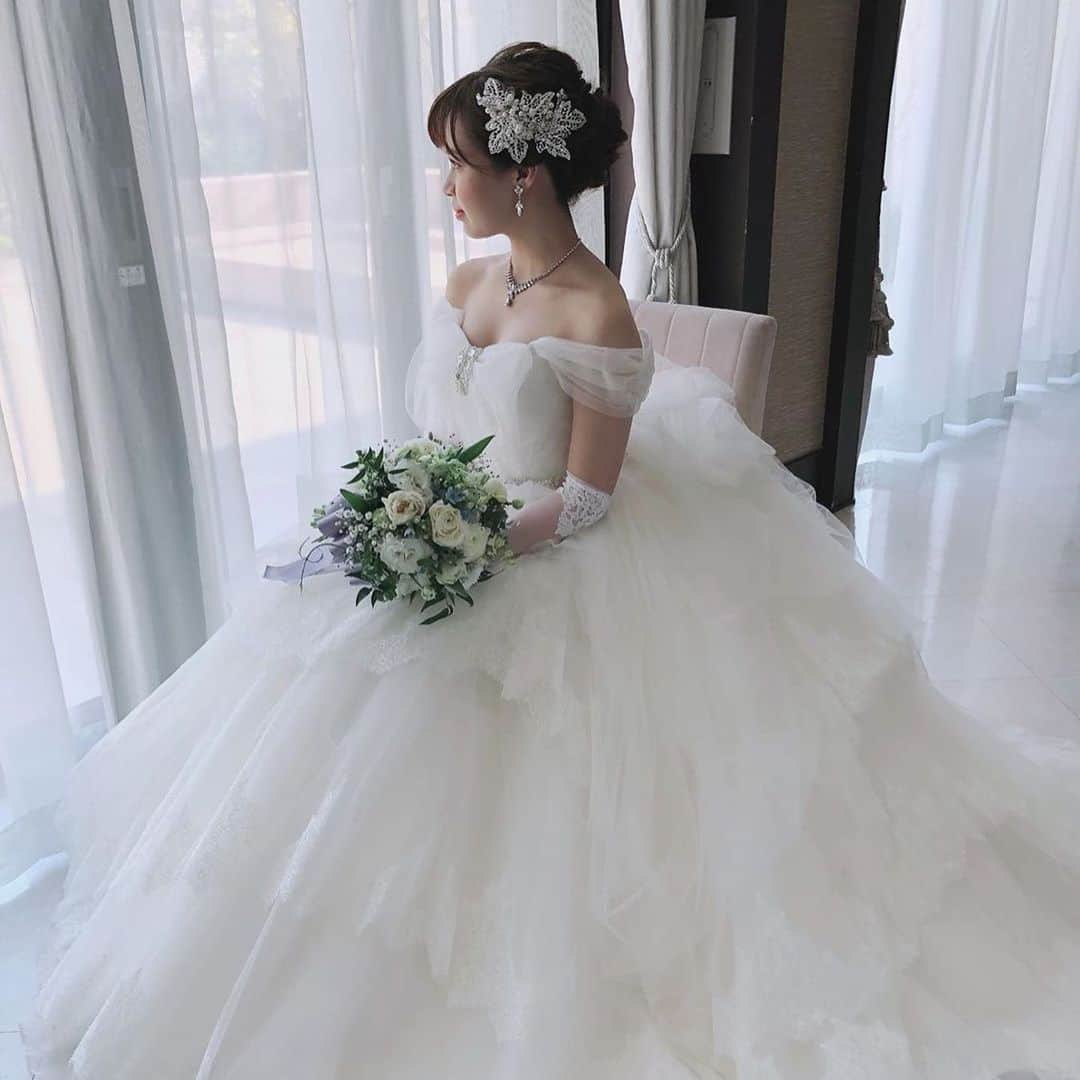 ♡プラコレWedding·⋆*さんのインスタグラム写真 - (♡プラコレWedding·⋆*Instagram)「@placolewedding【#Dressy花嫁 】【#プラコレ】をつけて投稿&フォローしてね♩ . 注目の Dressy記事をPick UP ♥ >>>swipeしてね* . ドレスショットの中でも 人気の#お座りショット ♡ ふんわり感が可愛いお座りショットは よりお姫様気分になれる 一枚になることまちがいなし！！ . >カバーは最高に花嫁さまを 可愛く見せてくれる  #THEHANY のピンクのカラードレス🌸👗 チュール部分に散りばめられたお花と グラデーションが美しいドレスです*＊ -: :-: :-: :-: :-: :-: :-: :-: :-: . こちらのお写真は 1枚目> @thehany_osaka さん 2枚目> @eggfilm_miyazaki さん 3枚目> @m_wedding0214 さん 4枚目> @kyoto_st.andrews_church さん のウェディングドレスです✬* 可愛いお写真をありがとうございます♡ -: :-: :-: :-: :-: :-: :-: :-: :-: . 記事もcheckしてね* >>https://bit.ly/3aeCw2U Editor:♡fuse . 『#Dressy花嫁』『#プラコレ』の ハッシュタグをつけて写真をUPしてね✦ 花嫁アプリ『Dressy by プラコレ』の 記事に掲載＆リグラムされるかも♩ . -: :-: :-: :-: :-: :-: :-: :-: :-: . 花嫁アプリでは、 プロのアドバイザーに結婚式の相談を何度でも♡ ウェディングドレスの記事や、 自分のウェディングレポを残せちゃう♡” . ＞＞＞TOPのURLからcheck ⋈ @placolewedding ＞＞＞結婚のご相談は プラコレウェディングアドバイザーへ♡ @wedding_adviser ＞＞＞ウェディングレポを残したいなら、 farny by プラコレをcheck ✎ @farny_wedding ＞＞＞ウェディングアイテム＆DIYは farnyアイテムをcheck ❁ @farny_wd.item >>>沖縄フォトウェディングの予約は ainowa(あいのわ)をcheck✈ @ainowa_okinawa >>>素敵なドレスに出会いたい花嫁さま♡ @dressyonline_をcheck . みなさまからのいいねや保存 コメントをお待ちしています♥ 「このウェディングドレス可愛い！」 「ヘアスタイルも気になる！！」 「今の花嫁さんの流行りは！？」etc. . ┈┈┈┈┈┈┈┈┈┈┈┈┈┈┈┈┈┈┈ #プレ花嫁 #卒花 #花嫁 #卒花嫁 #結婚 #結婚式 #結婚準備 #花嫁準備 #撮影指示書 #weddingtbt #weddingdress #運命の一着 #花嫁コーディネート #試着レポ #farnyレポ #前撮り#後撮り #2020春婚 #花嫁コーディネート #ザハニー #Aライン　#プリンセスライン #チュールドレス #チュール #👗 #ウェディングフォト #花嫁コーディネート」3月19日 17時10分 - placole_dressy