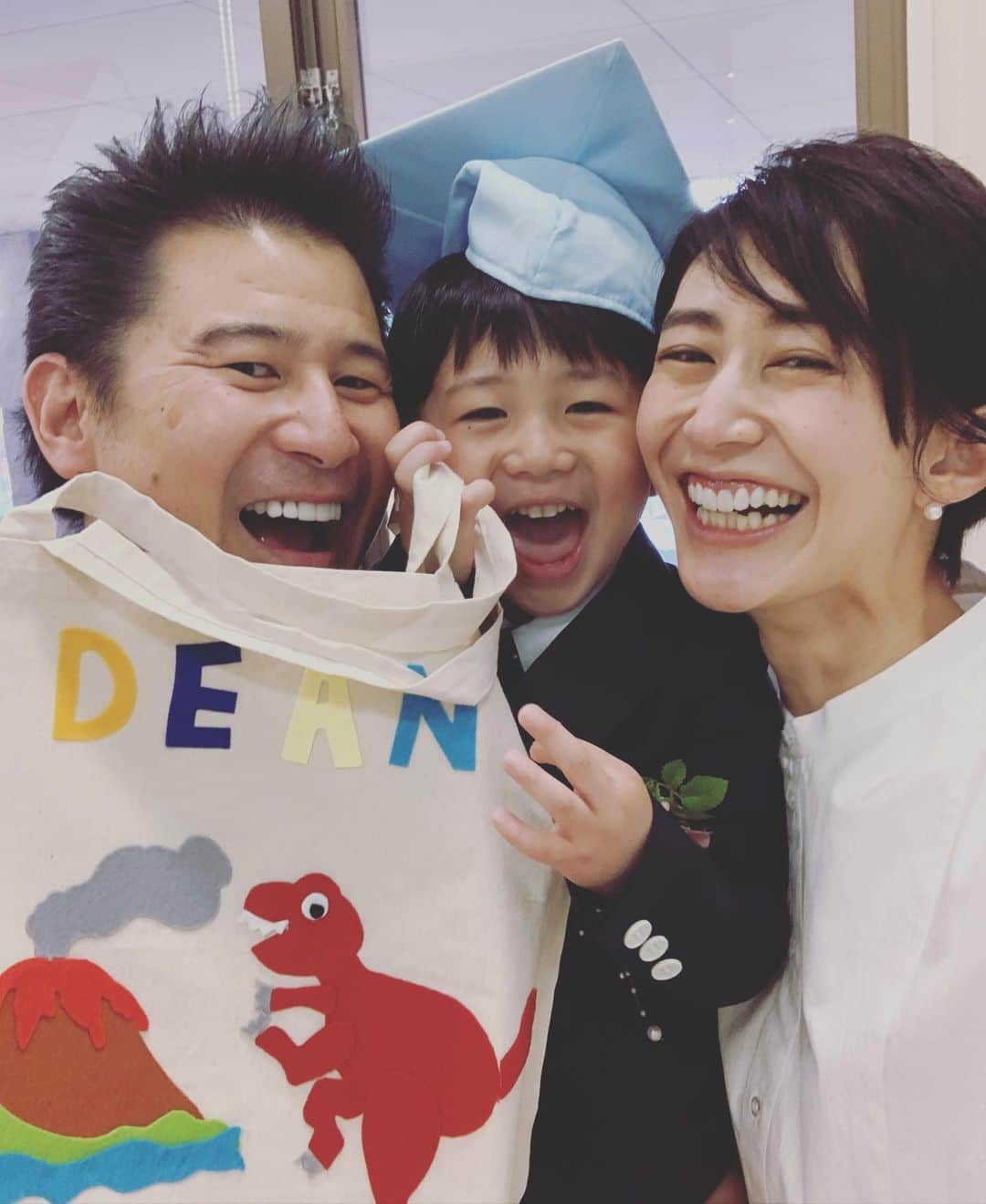 神山まりあさんのインスタグラム写真 - (神山まりあInstagram)「Congratulations 🥳  ディーンのプリクスール卒業式🌸 お兄ちゃんになったね🥰 最後は眠いって泣いてるけどw おめでとう❤️❤️❤️ ディーンのスーツは @smoothy_official  ネクタイは @hm です❤️ #congratulations #graduation #mom #family #love #happy #暴れすぎてシャツ出てる」3月19日 17時11分 - mariakamiyama