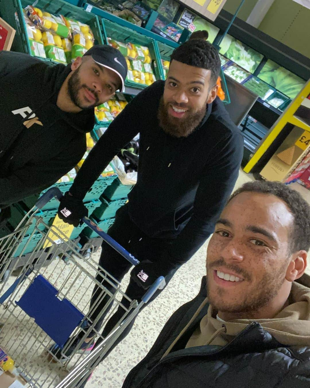 エリオット・ベネットさんのインスタグラム写真 - (エリオット・ベネットInstagram)「Link up with the boys was slightly different this morning. Headed to Tesco at 6AM to get essential supplies for @telfordsupport . The jobs that foodbanks are doing up and down the country on a daily basis is incredible, and in this very troubling time for us all they continue to strive to help families that need help. I’m certain there is enough food for us all, so I urge people to shop with selflessness and try to consider others that may not be able to stock pile. Shoutout to the boys for the early start @calvinreece @intherubixroom @jmjerv91 @programking ❤️🙌🏽」3月19日 17時15分 - ebenno88