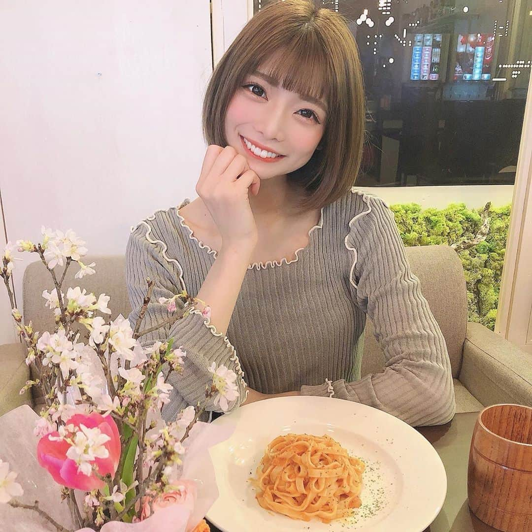 米倉みゆさんのインスタグラム写真 - (米倉みゆInstagram)「. なみちゃんとランチ🌸🍽 春だね～🌸 . . #tripport_sweetsdrink #原宿カスタマイズスイーツ #原宿スポーツバー #tripport #ツインカップ #原宿スイーツ #表参道カフェ #原宿カフェ #原宿グルメ #原宿ランチ #原宿竹下通り #表参道ランチ #美女図鑑 #可愛い女の子 #follow4follow #teamfollowback #followher #followbackteam #followhim #followall #followalways #followback #love #pleasefollow #follows #follower #following #Japanese #japanesegirl #鎖骨」3月19日 17時25分 - yone__miyu630