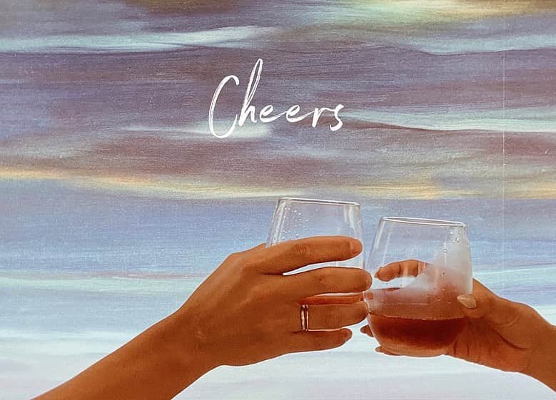 佐藤あずみのインスタグラム：「𝐶ℎ𝑒𝑒𝑟𝑠🥂🤍 . ハワイのホテルにまさかのお祝いのビンテージのピンドンが届きました😢💙 素敵すぎる〜。くぅう〜！ めちゃくちゃ美味しく頂きました‼︎ 有難うございます‼︎ . #cheers #donperignon #donperignonrose #vintage #vintagechampagne #donperignonluminous #hawaii #japanesegirl #honeymoon #hawaiitrip #シャンパン #ドンペリ #ピンドン #ドンペリルミナスロゼ #ドンペリルミナス #ドンペリニヨン #ドンペリニヨンロゼ #新婚旅行 #ハワイ #ハワイ旅行 #ハネムーン」