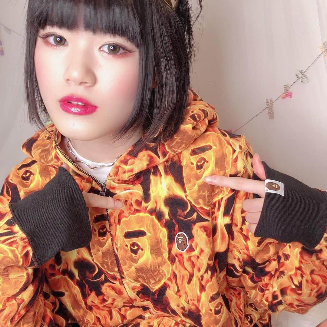 ヒヨリベリー（REVERBEE）のインスタグラム：「@bape_japan @bape_us 🔥🔥🔥#bape #bapejapan #bapeus #orange #parker #パーカー #黒髪ボブ #ちなみに #2枚目の #ハンバーガー  #は #ティッシュケース #やねんで #お気に入り 🍔💗」