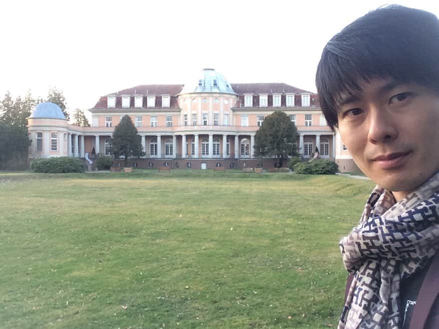 のインスタグラム：「Schöne Grüße aus  der Siemens-Villa (Herrenhaus Correns)! Yesterday I visited for the first time the Siemens Villa with a couple of friends, where I'm going to play  this year, and many world renowned  artists have recorded here as well. It was a bit different setting from concert / recording, but I could still appreciate its fantastic acoustics!  #Berlin #Siemensvilla #villa #musicianslife #piano」