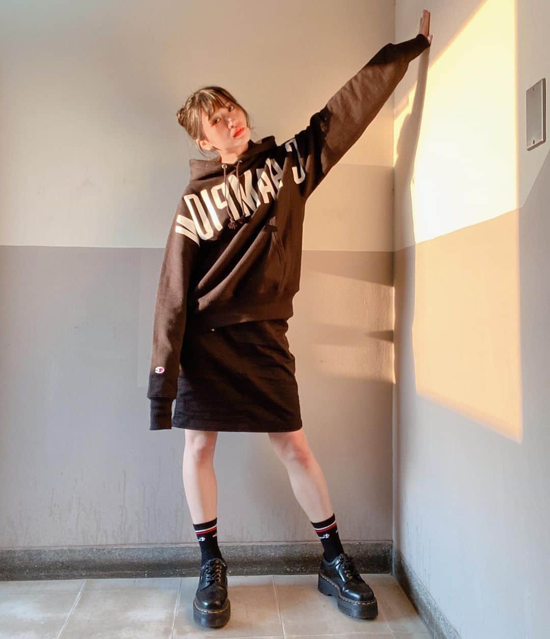 根岸愛のインスタグラム：「👗👗👗 Championコーデ💃 そろそろアウター無くても 過ごせる季節🥳💕 #fashion #black #blackfashion #champion #hoodie #championコーデ #champion女子 #ねぎ私服 #ねぎしふく #あいちゃんぴおん」