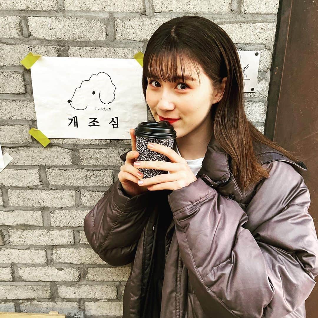 PINK-latteさんのインスタグラム写真 - (PINK-latteInstagram)「【💜🇰🇷リリラテｉｎ韓国🇰🇷💜】 _ スワイプしてね🔜💓 _ オフショットーっ📸💕 ホットチョコを飲むリリ☕️❤️ 後ろにあるイヌ🐶？の貼り紙を見つけて ふぁっ！！😳 ってなるリリでした🤣💕 _ _ #PINKLATTE #ピンクラテ #リリラテ　#lilylatte #藤本林花美愛  #韓国　#リリラテ旅  #韓国旅行」3月19日 17時44分 - _pink_latte