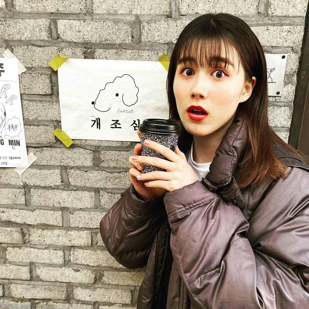 PINK-latteさんのインスタグラム写真 - (PINK-latteInstagram)「【💜🇰🇷リリラテｉｎ韓国🇰🇷💜】 _ スワイプしてね🔜💓 _ オフショットーっ📸💕 ホットチョコを飲むリリ☕️❤️ 後ろにあるイヌ🐶？の貼り紙を見つけて ふぁっ！！😳 ってなるリリでした🤣💕 _ _ #PINKLATTE #ピンクラテ #リリラテ　#lilylatte #藤本林花美愛  #韓国　#リリラテ旅  #韓国旅行」3月19日 17時44分 - _pink_latte