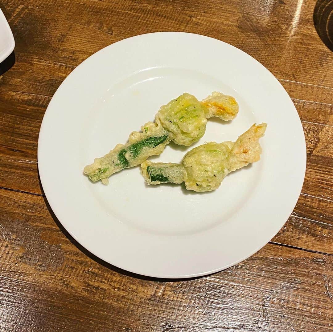 平野紗季子さんのインスタグラム写真 - (平野紗季子Instagram)「家の黄色いチューリップがしわしわに枯れてきたのを見ていたら花ズッキーニのフリットを食べたくなり好きなイタリアンに行ったらオンメニューしていたので嬉しく食べた(日記) 胃袋が黄色」3月19日 17時44分 - sakikohirano