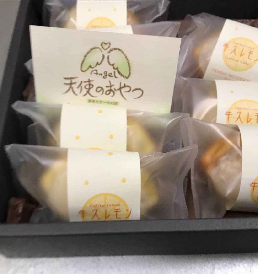 井上貴子のインスタグラム：「弟から。  ホワイトデー^ ^  この世で1番好きなお菓子♡ 「天使のおやつ」  の 「レモンケーキ」  コレは通販もやってないので 弟が買ってこないと 食べれないから良かった^ ^  すぐに買えたら…  毎日食べちゃうからね（笑）  コレより美味しいのは 食べたことないーーっっ^ ^  感謝^ ^  Happyで^ ^  #井上貴子  #LLPWX #女子プロレス #紅緒と柊音 #トイプードル部 #天使のおやつ #ホワイトデー #レモンケーキ #この世で1番好きなおやつ」